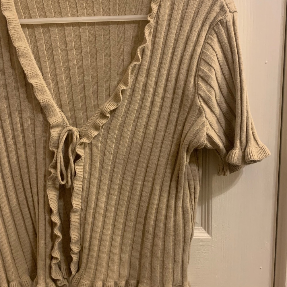 Sand colored tie open top